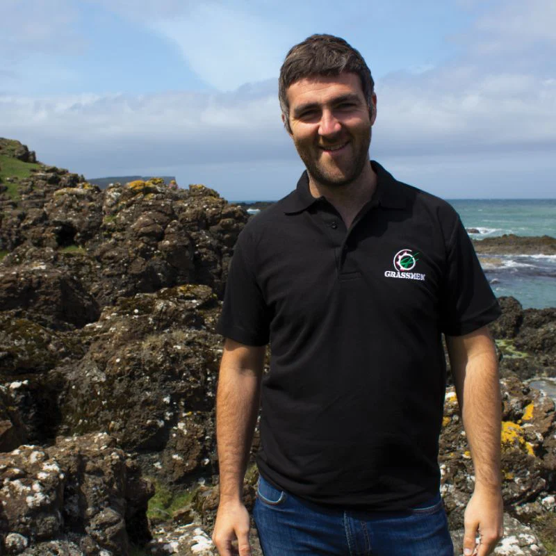 "GRASSMEN" Unisex Adults Black Polo Shirt - Image 3